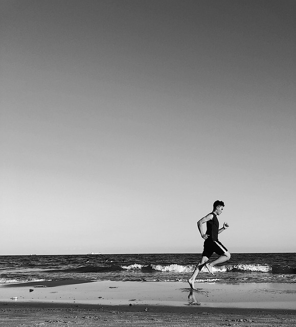 **"Gait Analysis" dla amatorów: Jak samodzielnie analizować swój chód, by uniknąć kontuzji i poprawić efektywność treningu?** - 1 2025